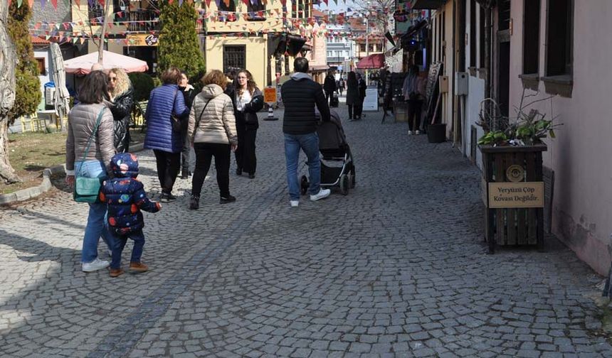 Eskişehir’e gelen depremzedelerle birlikte son zamanlarda Tarihi Odunpazarı Evleri bölgesine gelen çoğu vatandaşın sadece gezmek için uğradığını söyleyen esnaflar, çoğu müşteriyle deprem hakkında konuştuklarını ve buna bağlı olarak psikolojilerinin bozulmaya başladığını belirtti. Bazı dükkân sahiplerinin de depremzede müşterilerine beğendikleri ürünleri hediye ettiği ve onlardan ücret istemediği görüldü.