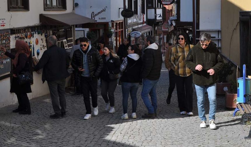 İşlerin düşüşünü Eskişehir’deki deprem beklentisi sebebiyle vatandaşların paralarını saklamasına bağlayan esnaf, ‘deprem ihtimaline karşı kimse alışveriş yapmıyor’ dedi.