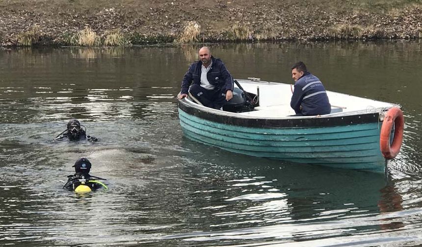 elektrikli bisikletin sinyalin alındığı son noktanın Porsuk Çayı’nın yakın olmasında dolayı akarsuya atılması ihtimali üzerinde duran şirket yetkililer, dalgıç Ercan Dülger’den araştırma yapmasını istedi.