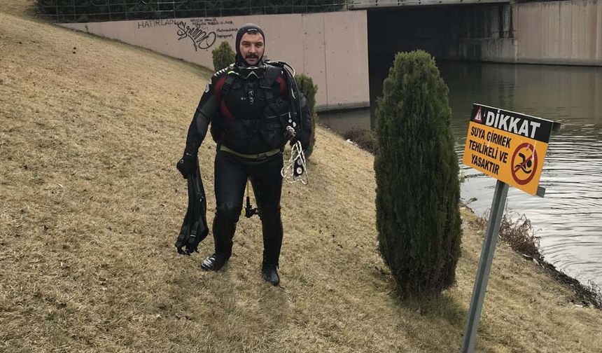 Dülger ve arkadaşının Porsuk Çayı’na dalmasıyla yapılan yaklaşık 45 dakikalık araştırmalar sonucunda bisiklete akarsu dibinde rastlanamadı.