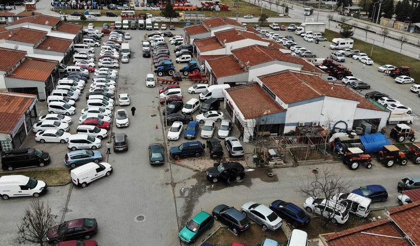 Geçtiğimiz aylarda yaşanan deprem felaketiyle birlikte ikinci el araç piyasası adeta durma noktasına gelmişti. Fiyatları yükselen ikinci el araçlarda son günlerde artış olmamasına rağmen piyasada beklenen hareketlilik olmadı. 
