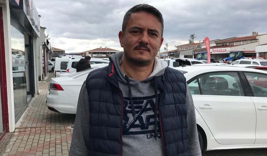 Eskişehir’de 15 yıldır galericilik yapan Mutlu Saygın, şu anda piyasanın biraz yavaş gittiğini belirtti. İlerleyen günlerde bayram olmasından dolayı 10-15 gün içerisinde piyasanın hızlanmasını beklediğinin altını çizen Saygın, “Hareketlilik olmamasının en büyük sebebi tabii ki fiyatlar. Dolar ve Euro yüksek seyrettiği zaman bu durum arabaya da yansıyor. Ramazan ayı geliyor. Bu ayda araba alacak insanlar şehir dışına fazla gitmek istemiyorlar. Bulunduğu şehirde araba almak isterler. İnsanlar bayramda tatile ve gezilere de gitmek istiyorlar. Onlar sayesinde bir 15 gün içinde bir hareket bekliyoruz. 250 bin TL ve 400 bin TL fiyat aralığındaki araçlar çok hızlı satılıyor. İnsanların alım gücünde yaşanan düşüş vatandaşları 250 bin TL değerindeki araçlara yöneltiyor” dedi.