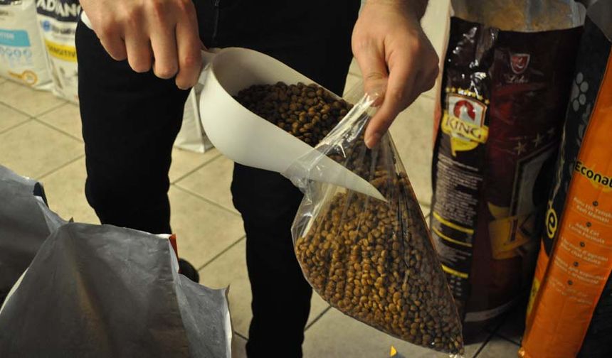 Kaliteli mamaların içerisindeki protein, mineral ve vitamin değerlerinin yüksek olmasının fiyatlara yansıdığını belirten esnaf, hayvanların sağlığı için orta ve üst seviye mamaların tercih edilmesi gerektiğine vurgu yaptı.
