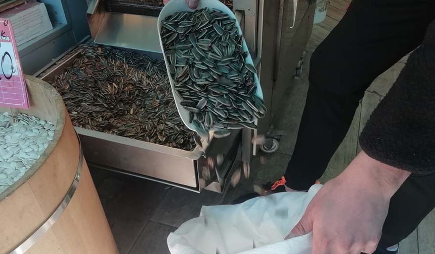  Tuzlu ve tuzsuz şekilde kavrulan taze çekirdeklerin müşterilerden olumlu yorumlar aldığı ifade eden kuruyemişçi esnafı, taze kavrulan çekirdekten yayılan kokunun işlere büyük katkı sağladığını söyledi