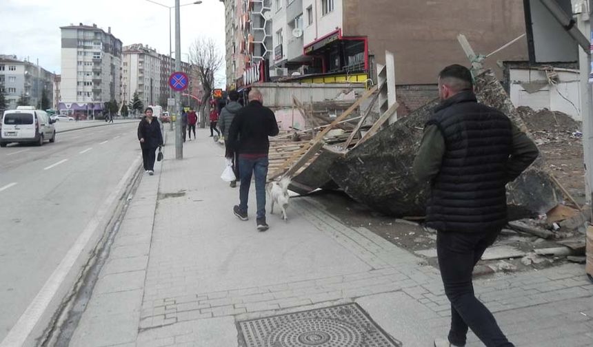 Tepebaşı ilçesi Eskibağlar Mahallesi’nde yapımına yeni başlanan bir inşaat alanın çevresi tahta ve suntalarla kapatıldı.