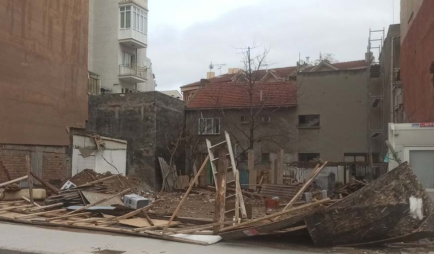 Yayaların sıkça geçtiği kaldırma çok yakın alana devrilen tahtalar şans eseri oradan geçenlere zarar vermedi. Devrilmiş bir vaziyetten kalan tahtlar kaldırılmayı bekliyor.