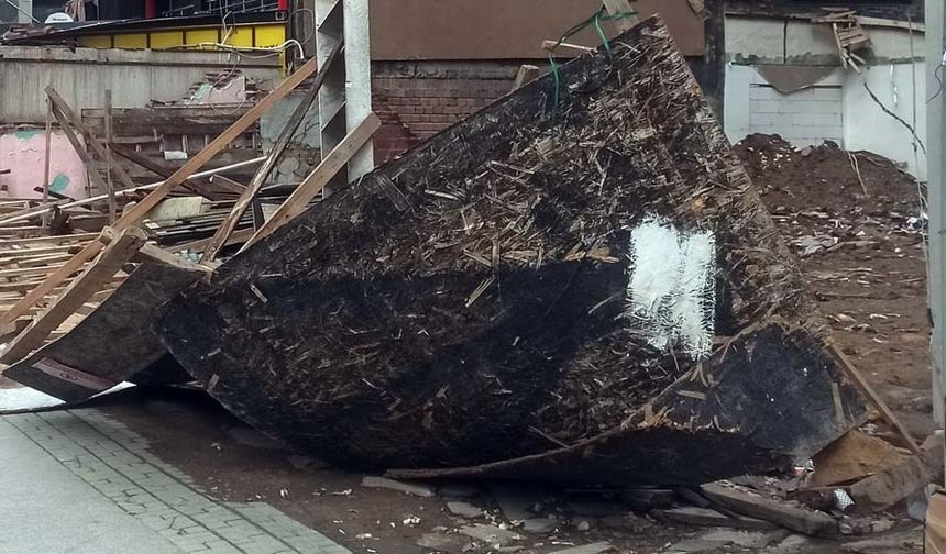 Alanının çevresini kapatan yaklaşık 2 metre yüksekliğindeki ve 10 metre uzunluğa yakın tahtalardan oluşan duvar, geçtiğimiz gün iddiaya göre sert esen rüzgârın etkisiyle devrildi.