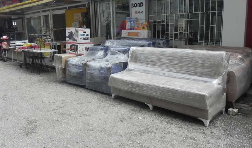 Özdoğru, kentte üniversite öğrencilerinin şu anlık eşya taleplerinin bulunmadığını belirterek, “Üniversiteler tekrar başladığında öğrencilerin talepleri artar. Şu anda askeri görevliler, polis görevlileri, hastane görevlileri alışveriş yapıyorlar.