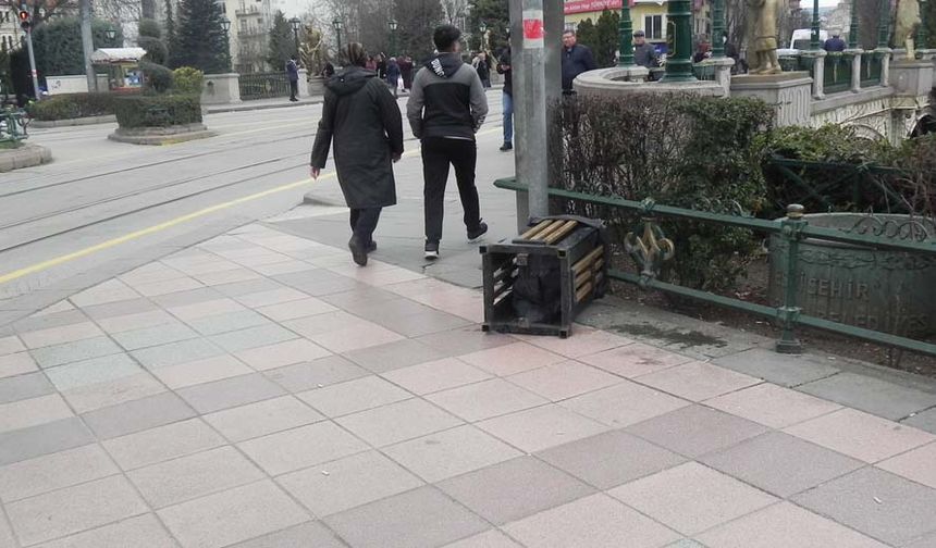 Çevredeki vatandaşlar çöp kutusunu tekmeleyen şahsın bağırarak olay yerinden uzaklaştığını belirtirken, kaldırımın köşesinde devrilmiş halde duran çöp kutusu dikkatleri çekti.
