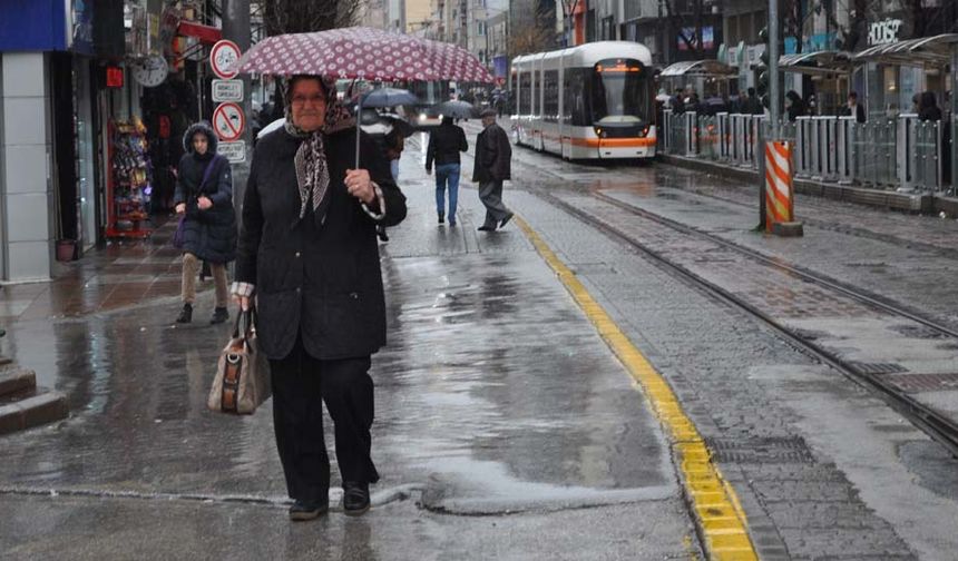 Vatandaşlar, yollarda oluşan yoğun su birikintileri yüzünden yürümekte zorlanırken, sokak hayvanları da kuvvetli yağıştan nasibini aldı.