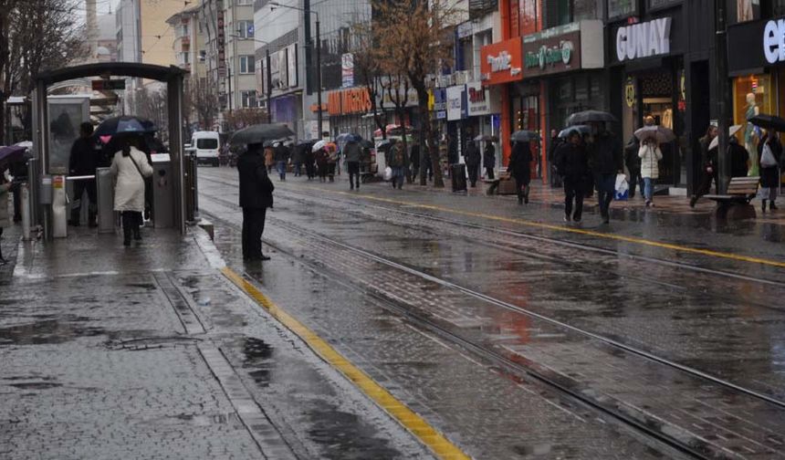 Bu sabah erken saatlerde başlayan yağış etkisini göstermeye devam ediyor. Meteoroloji 3. Bölge Müdürlüğü’nün sağanak yağış uyarısına rağmen yağmura önlem almayan vatandaşlar zor durumda kalınca ıslanmamak için sığınacak yer aradı.
