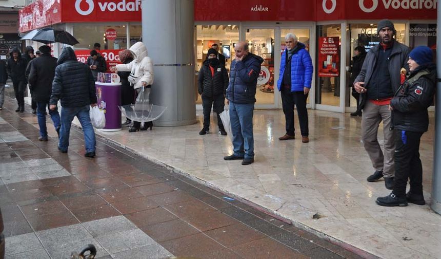 Bina altlarına, alışveriş merkezlerine ve çevre esnafına sığınan vatandaşlar yağmurun dinmesi beklerken, şemsiyesi olanlar ise yağmura aldırış etmeden yürümeye devam etti. 