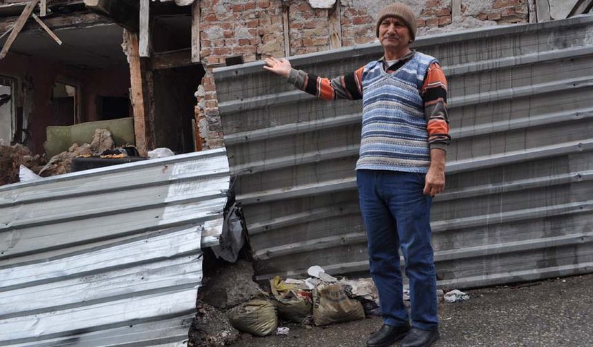 Mahalle sakinlerinden Yaşar Çalıkuşu, çöken bina sebebiyle endişeli olduklarını söyledi. Tarihi binanın eski sahibi olduğunu belirten Çalıkuşu, “Gördüğünüz bina kendi kendine yıkıldı, yani herhangi bir şey olmadı.