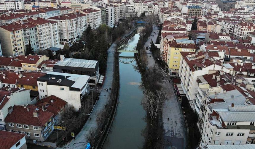 Güzelliğiyle kartpostallık görüntülere sahne olan çay, kahverengiyle akmasıyla görenleri şaşırttı.