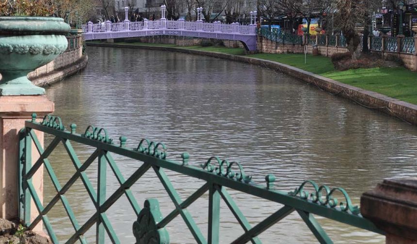 Meteoroloji 3. Bölge Müdürlüğü'nün Eskişehir için yaptığı sağanak yağmur uyarısı dün sabah saatlerinden itibaren etkisini gösterdi.