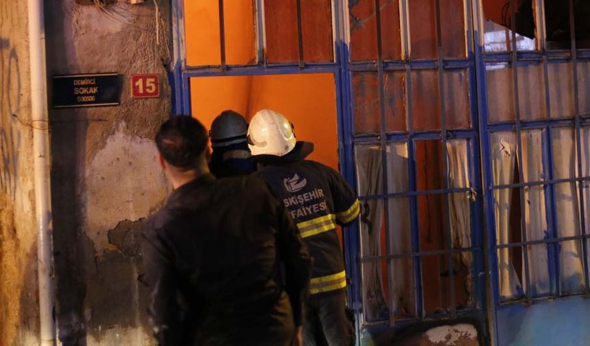 İtfaiye ekiplerinin yaklaşık 2 saat süren çalışmasının ardından kontrol altına alınan yangında, 2 dükkân kullanılamaz hale gelirken, 1 dükkânın çatısında ise hafif hasar meydana geldi.