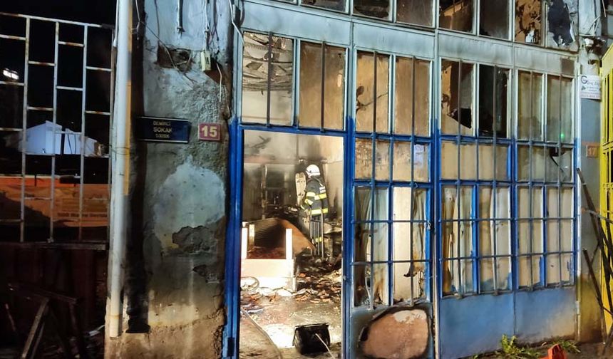 Alevlerin büyümesiyle yangın 2 dükkâna daha sıçradı. İhbar üzerine olay yerine 2 itfaiye aracı, 112 Acil Sağlık ve polis ekipleri sevk edildi.