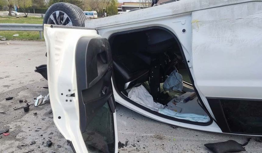 Eskişehir-Ankara karayolunda 26 ADL 179 plakalı otomobil, sürücüsünün direksiyon hâkimiyetini kaybetmesi sonucu trafik uygulama noktasındaki Özel Harekât Şube Müdürlüğüne ait ekip aracına çarptı.
