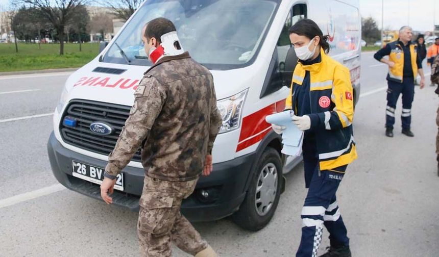 Çarpmanın etkisiyle takla atan otomobilin sürücüsü Burak Y., ile 5 özel harekât polisi yaralandı. 