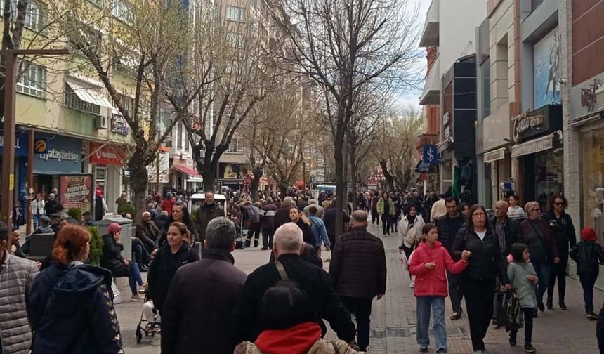 Ramazan alışverişlerini esnaflardan yapmayı sürdüren vatandaşlar, bir yandan da güzel havanın da keyfini çıkardı. 