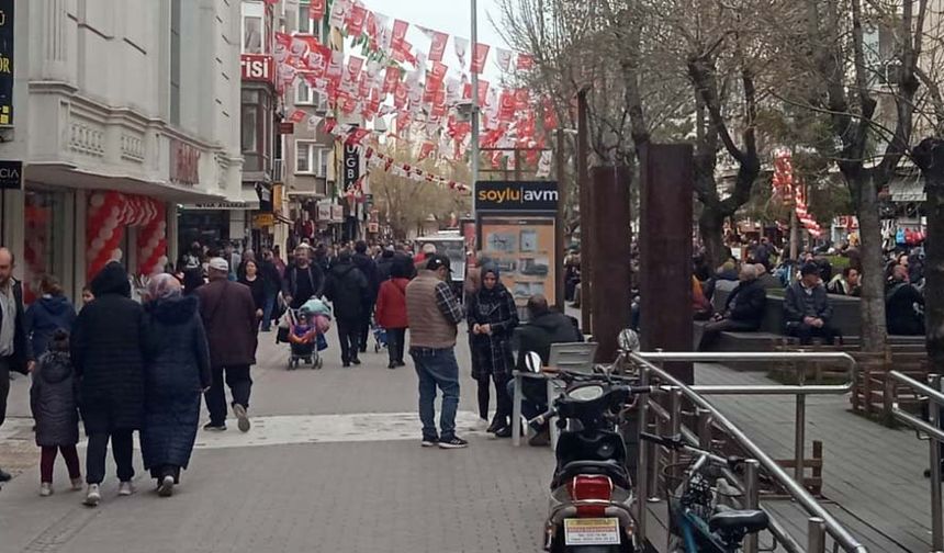 Geçtiğimiz haftayı soğuk geçiren Eskişehir’de hafta sonunda sıcaklıklar mevsim normallerine yükseldi.