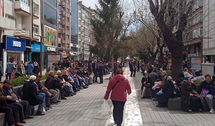 atandaşlar güneşli havayı fırsat bilerek Hamamyolu Caddesinde ve sokaklarında dükkan önlerinde yoğunluk oluşturdu. 