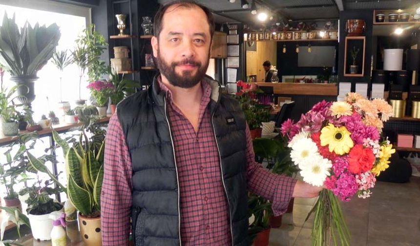 Eskişehir’de çiçekçi esnafı bahar aylarının gelmesiyle yoğun bir mesai içine girdi. Vatandaşlar hem yaklaşan düğün ve nişan sezonu için hem de eş, dost, akraba ziyaretlerinde hediye olarak çiçekleri tercih etmeye başladı. Çiçekçi esnafı ise Ramazan ayının bitmesinin ardından satışların hız kazanacağını söyledi. Vatandaşlar tarafından en çok rağbet gören mevsim çiçeği ise Frezya çiçeği. Her mevsimde farklı bir çiçeğin satıldığını ifade eden çiçekçi Levent İmrak, nisan ve mayıs aylarında özellikle Frezya çiçeğinin satıldığını söyledi.