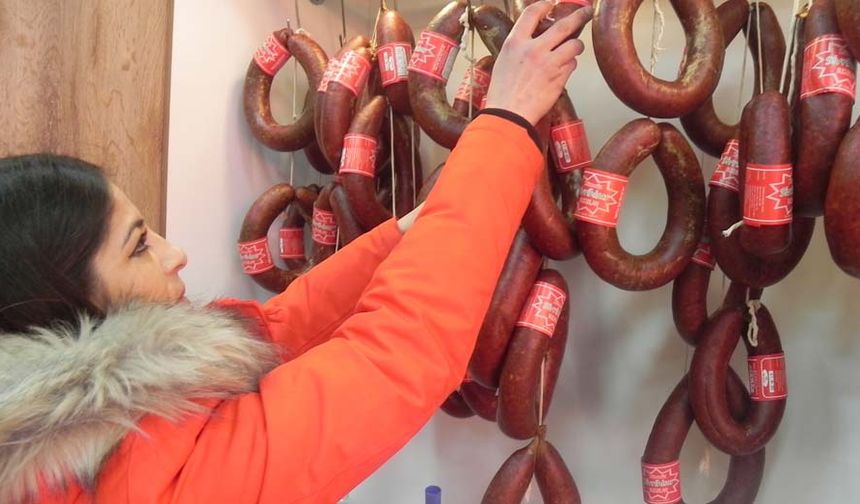 Eskişehir’in yöresel sucukları olan Sivrihisar ve Bozan sucuğu satıyoruz. Sucuğun kilosu 190 lira. Sivrihisar ve Bozan sucuğunun kilosu ise 240 liradan satılıyor. Biz toptan da satıyoruz. Fiyatlarımız piyasaya göre çok uygun. Kaliteli olduğu için vatandaşlar yoğunlukla sucuğu tercih ediyor.