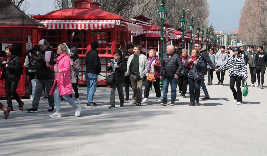 Tepebaşı ilçesi Sazova Mahallesi’nde bulunan, Sazova Bilim Kültür ve Sanat Parkı, hafta sonu vatandaşların tercih noktası oldu. Parkta bulunan gemi ve Masal Şatosu önünde, vatandaşların sık sık fotoğraf çektirdiği gözlendi.