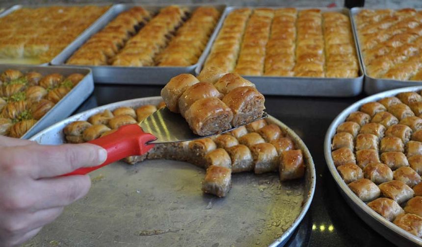 Ramazan bayramının vazgeçilmezi olan baklava geleneği devam ediyor. Bayramlık baklava siparişlerine şimdiden başlayan Eskişehirliler esnafın işini yoğunlaştırdı.
