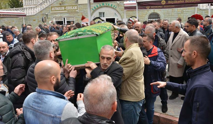 İnönü ilçesi yakınlarında fabrika işçilerini taşıyan servisin şarampole uçması sonucu 3 kişi hayatını kaybetti, 4’ü ağır 31 kişi yaralandı. Kazada hayatını kaybeden Erhan Akbardak’ın, Yıldız Kollar’ın ve Özgün Selim Kök’ün cenazeleri morga kaldırıldı. Kazadan yaralı olarak kurtulan 4’ü ağır 31 kişi ise Eskişehir ve Bilecik’te bulunan hastanelerde tedavi altına alındı. Durumu iyi olan 20 kişi taburcu edilirken 4’ü ağır 11 kişinin tedavisinin devam ettiği öğrenildi.
