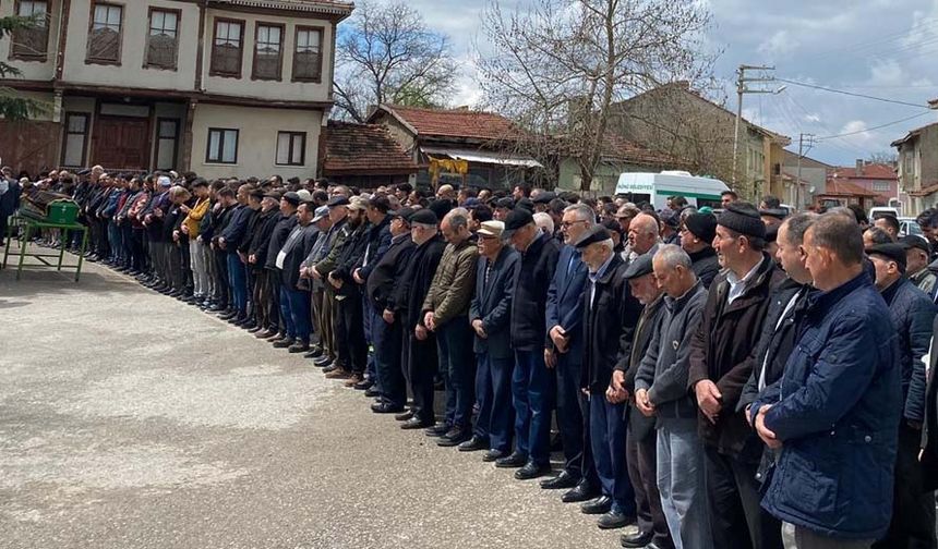 İşçi servisinin şarampole uçması sonucu meydana gelen kazada, olay yerinde hayatını kaybeden 49 yaşındaki Erhan Akbardak’ın emekliliğini hak etmesine rağmen aynı kamyon fabrikasında çalışmaya devam ettiği öğrenildi. Evli, 6 ve 16 yaşında 2 çocuk babası Akbardak, Vişnelik Mahallesi Atatürk Bulvarı’nda bulunan Sami Ramazanoğlu Camii’nde kılınan cenaze namazının ardından Asri Mezarlık’ta toprağa verildi. Erhan Akbardak’ın cenaze namazına, Tepebaşı Belediye Başkanı Ahmet Ataç, ailesi, akrabaları ve çok sayıda iş arkadaşı katıldı.