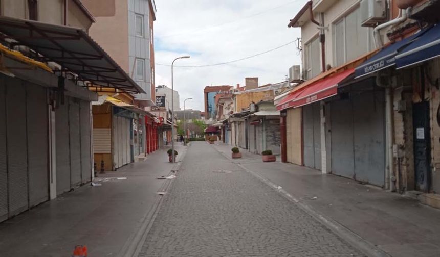 Ara sokaklardaki esnaf da bayramın ilk gününden dolayı kepenk kapattı. Ramazan Bayramı tatilinin hafta sonuna denk gelmesi ve kamu kurumlarının kapalı olması nedeniyle tatil tercihini şehir dışına çıkmakta kullanan vatandaşlardan sonra çarşı sessizliğe büründü.
