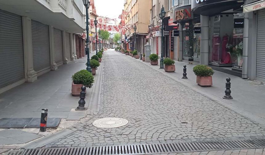 Ramazan Bayramı'nın ilk gününde Eskişehir'de vatandaşların yoğun olarak alışveriş yaptığı Hamamyolu Caddesi ve bağlı sokakları boş kaldı.