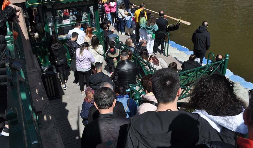 Yerli ve yabancı turistlerin gözdesi olan gondol turları, bayramın gelmesiyle birlikte yoğunlaştı. Bayramı ve tatili Eskişehir’de değerlendirmek isteyen turistler, sabah saatlerinden itibaren gondol iskelesinde büyük bir kalabalık oluşturdu.