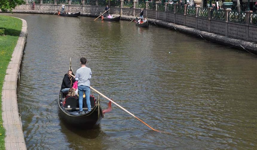 Gondol seferleri aralıksız bir şekilde devam ederken, yoğun kalabalık sebebiyle turistler dakikalarca sıra bekledi. Onlarca kişi iskelede kuyruk beklerken, bazı vatandaşlar da köprünün üzerinden meydana gelen yoğunluğu ve gondolları seyretti.