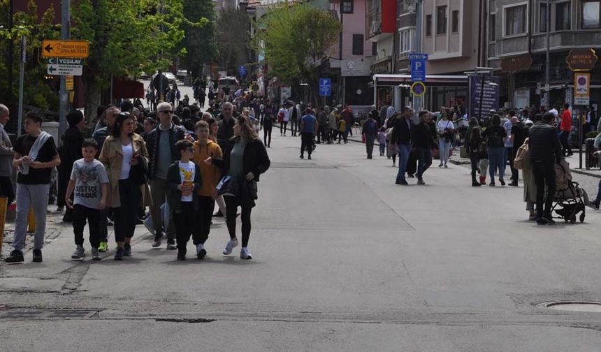 Aileleriyle bayramlaşmak için şehir dışından gelen vatandaşlar, bayramın ikinci gününde Eskişehir’i gezmeye çıktı. Tarihi bölgeye yoğun rağbet gösteren turistler Odunpazarı sokaklarına adeta akın etti.