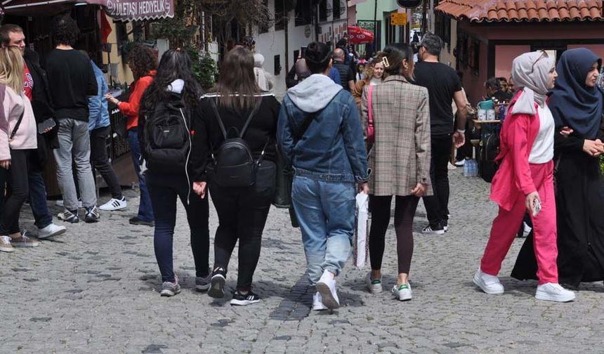 Eskişehir’de turistlerin uğrak noktalarından birisi olan Tarihi Odunpazarı Evleri’nde bayram yoğunluğu meydana geldi.
