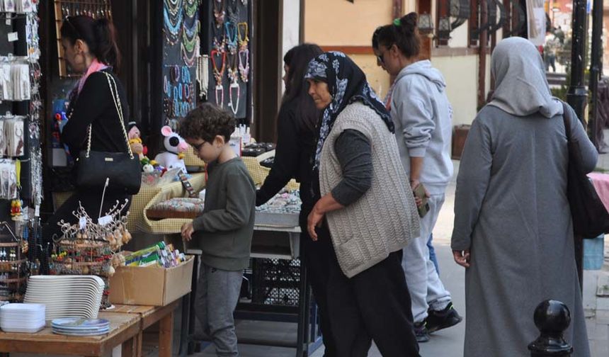 Eskişehir, tarihi korunmuş ve tarihin üzerine inşa edilmiş modern bir kent. Ayrıca üniversiteliler buraya ayrı bir renk katıyor. Eskişehir’in sanayisi de gelişmiş, her anlamda Anadolu’nun en merak edilen kentlerinden birisi. Buraya her zaman gelmek istiyorum ve fırsat buldukça da geleceğim” dedi.