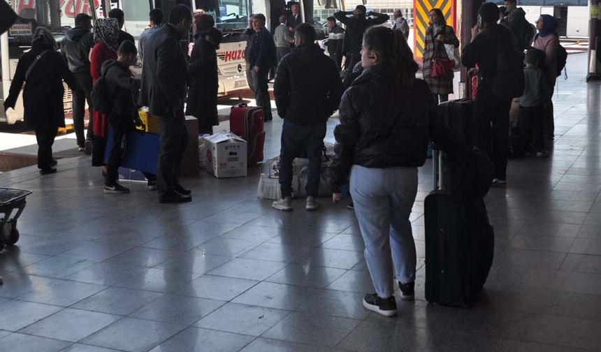 Otobüsle ulaşım sağlamayı tercih eden vatandaşlar otogarda yoğunluk oluşturdu. Peronlardaki bekleme alanlarında neredeyse hiç boş yer kalmazken, yanlarında fazla eşya getiren vatandaşların zorluk çektiği görüldü.