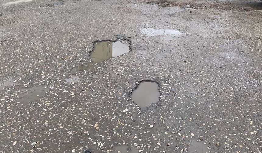 Dönem dönem oldukça yoğun olan sanayi sitesi, çukurlu yolları sebebiyle tepki topluyor. Sanayi bölgesine uzun süredir bakım yapılmadığını belirten esnaf, yolların çukurlu olmasından dolayı araçların ön takımlarının zarar görebileceğini söyledi.
