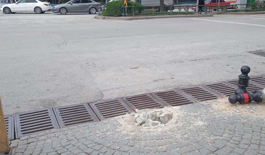 Özellikle yerli turistlerin sıklıkla kullandığı sokaklardan olan Kurşunlu Cami sokaktaki lobutun sökülüp şuurlu bir şekilde diğer sağlam duran lobutun yanına koyulması da dikkat çekti.