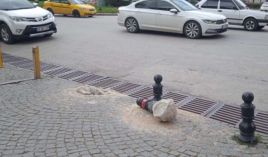 İddiaya göre, bu sabah saatlerine kadar sağlam olan lobutun ilerleyen saatlerde kırıldığı görüldü. Trafiğe kapalı olan sokaktaki lobutun kırıldığı alana parke taşlarının doldurulduğu gözlemlenirken, bölge esnafı kırılmadan dolayı oluşan geniş boşluktan faydalanarak araçların da rahatça sokağa girip çıktığını belirtti.