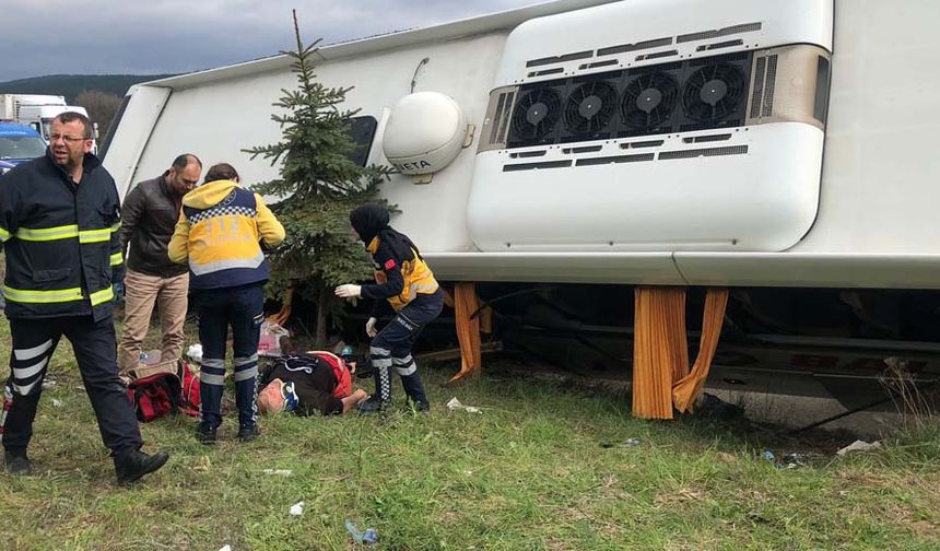 Alınan bilgilere göre; Bilecik'in Bozüyük ilçesinde Bursa istikametine seyir halinde olan 10 HD 016 plakalı otobüs, S.D.'nin Muratdere Köyü yakınlarında direksiyon hâkimiyetini kaybetmesi sonucu kontrolden çıktı. Otobüs yolun sağ tarafında bulunan şarampole devrildi.