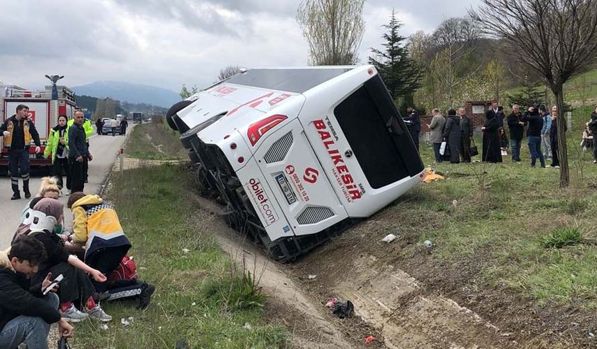 Kazada sürücü ağır, 12 yolcu ise hafif yaralandı. Yaralılar olay yerine gelen 112 Acil Servis ekiplerince Bozüyük Devlet Hastanesi ve Bilecik Eğitim ve Araştırma Hastanesinde kaldırıldı.