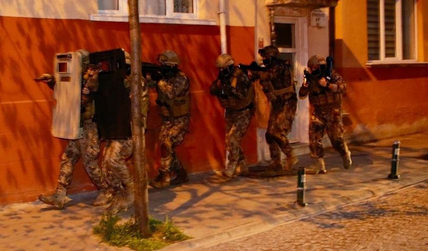 Eskişehir Cumhuriyet Başsavcılığı koordinesinde yürütülen soruşturma çerçevesinde, terör örgütü MLKP bağlantılı 17 şahıs hakkında verilen gözaltın kararının ardından Eskişehir İl Emniyet Müdürlüğü’ne bağlı Terörle Mücadele ile İstihbarat şubeleri ekipleri tarafından operasyon başlatıldı.
