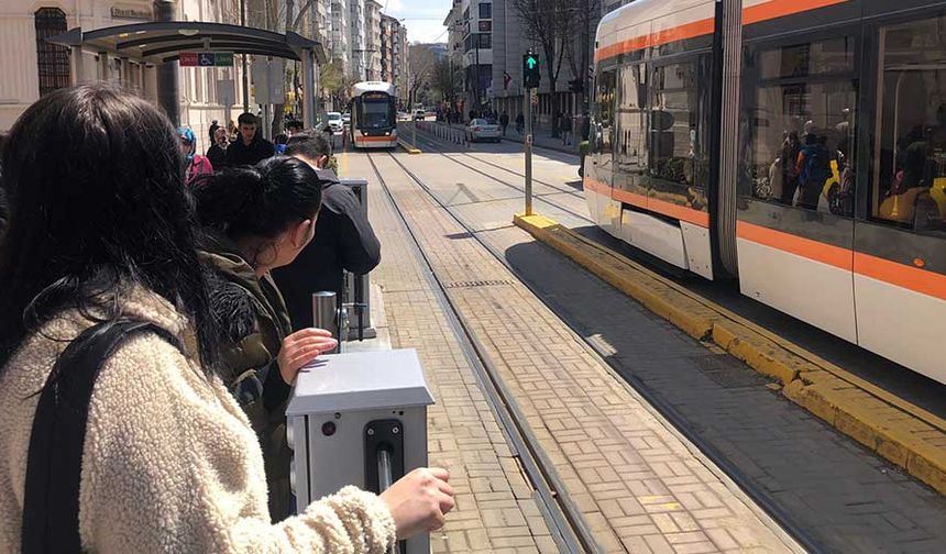 Şeker Fabrikası önündeki tramvay hatları yapıldı ancak halen kullanılmıyor. Kullanılmayacaksa neden bu yatırımlar yapıldı diye sorduk. Yeni tramvaylara ihtiyacınız var. En azından bunu almayacak mısınız dedik. Şu anda düşünmüyoruz yanıtı verildi. Yeni tramvay almayacaksanız o hatları neden döşediniz?"