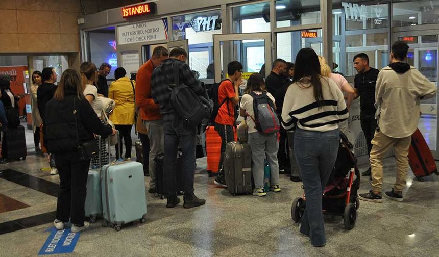KONYA-ESKİŞEHİR YHT FİYATLARI
Konya-Eskişehir bilet fiyatı 290 lira olarak satılıyor.
2022 yılının son aylarında 120 liraydı.
