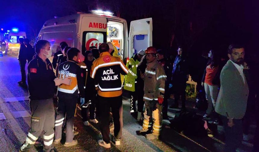 Yan yatan otobüsün altında sıkışan 2 yolcu ve otobüsün şoförü hayatını kaybederken, otobüsteki 44 yaralı 112 ekiplerince hastanelere kaldırıldı.