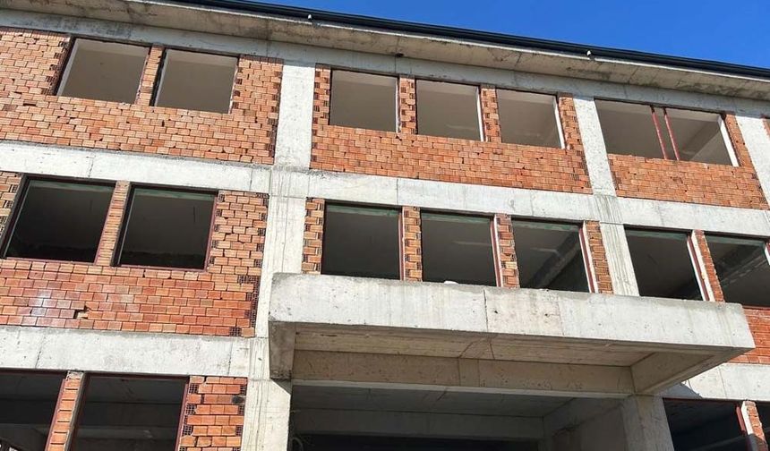 Açılan yeni okullarımızla sınıf mevcutları ideal sayılarda olacak. Öğrencilerimizin teknolojik alt yapıya uygun, modern okul ve sınıflarda eğitim görmeleri için tüm imkânları seferber ediyoruz. Eğitim ve öğretimdeki başarı çıtasının en yüksek seviyeye taşınması için tüm gayretimizle çalışıyoruz“ dedi.